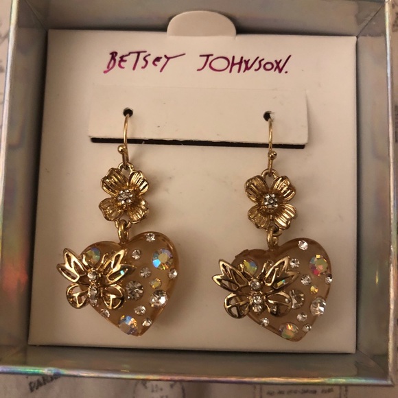 Betsey Johnson Gold Tone Lucite Heart With Flower & Butterfly Drop Earrings NIB - Picture 3 of 12